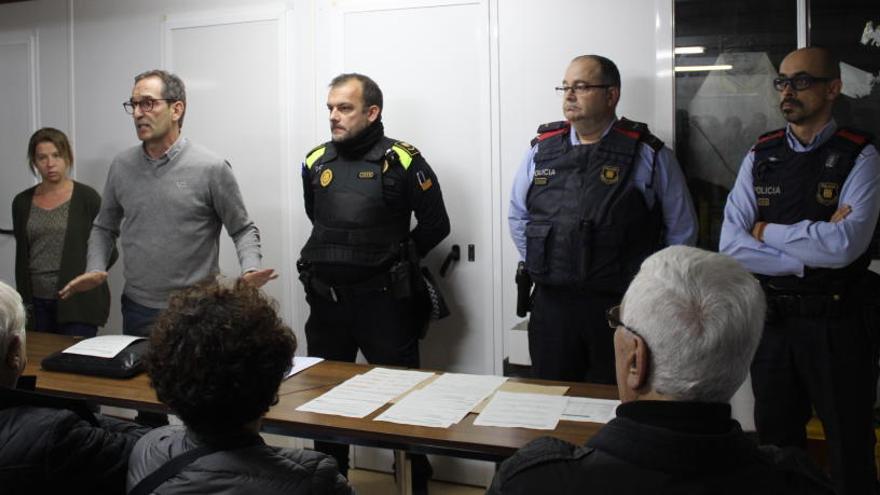 La regidora Clapella, l&#039;alcalde Batanés i representants policials durant la reunió