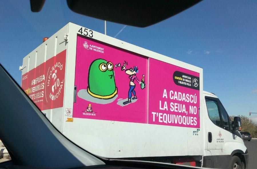 Algunos vehículos decorados con la campaña de Ortifus para 'València neta'.