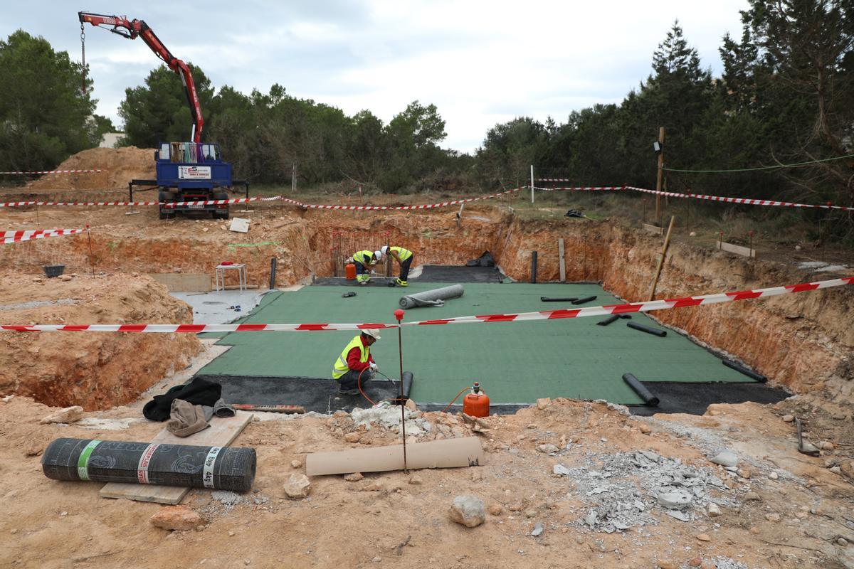 Obras de la construcción de la base permanente del SAMU061 en Formentera