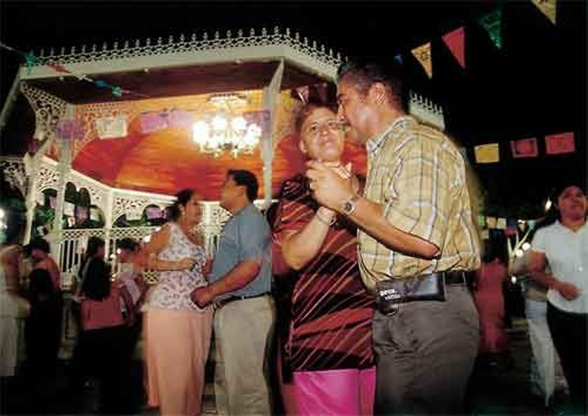 Baile en la Plaza de las Marimbas, en la ciudad de Tuxtla Gutiérrez.