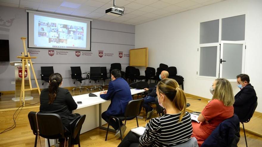 El PSOE placentino propone crear un grupo ciudadano que garantice la transparencia municipal