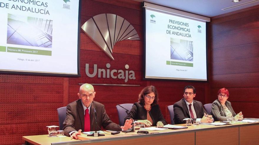 García Navas, Martínez de Oña, Muñoz y Becerra, ayer en la presentación del informe.