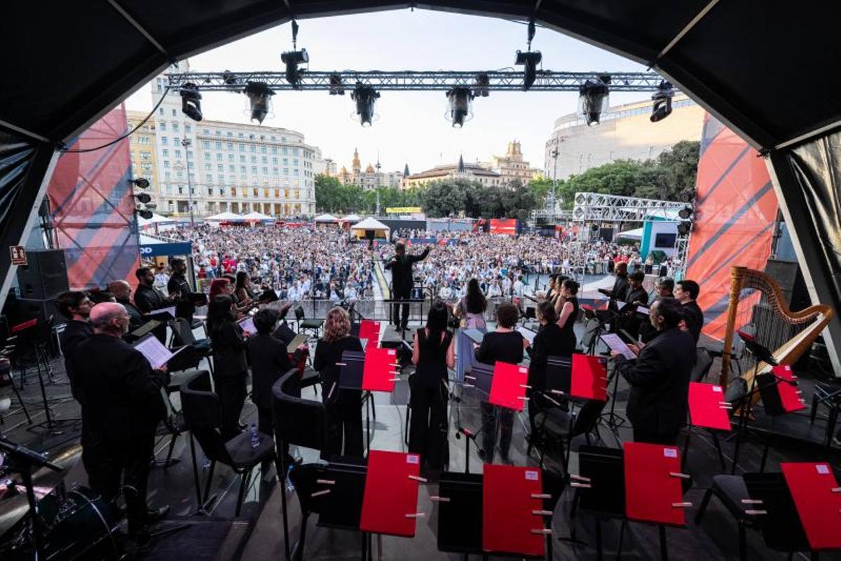 Marin Alsop dirige a la Philharmonia Orchestra de Londres y al Orfeó Català durante el concierto gratuito al aire libre celebrado en la Plaça de Catalunya con motivo del Año Gaudí