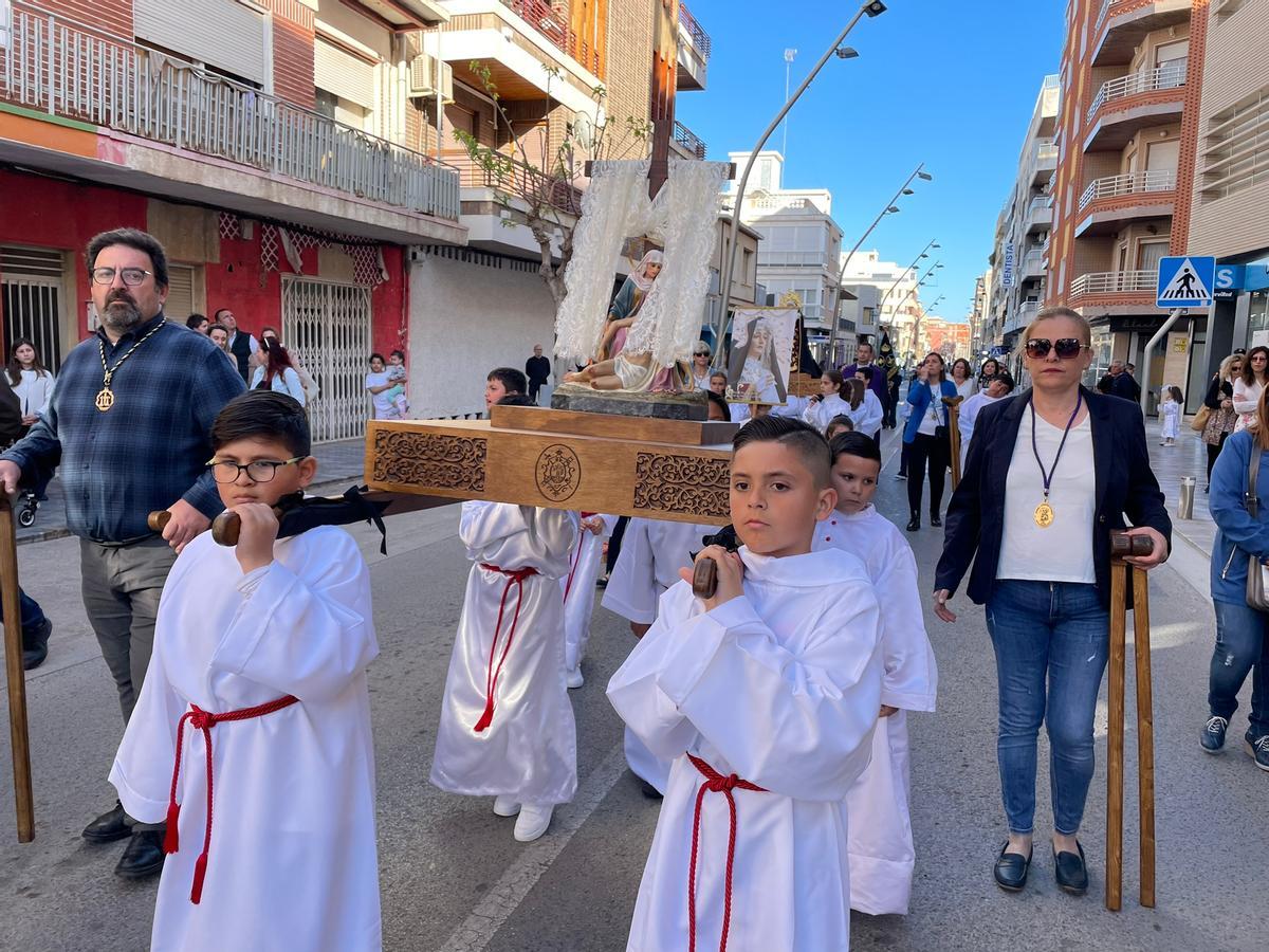 Uno de los seis tronos que se sacaron a la calle en la procesión infantil