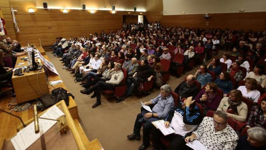 Asamblea organizada ayer por la tarde por el colectivo &quot;SOS Hospital do Meixoeiro&quot; para hablar sobre el futuro del centro. // Adrián Irago