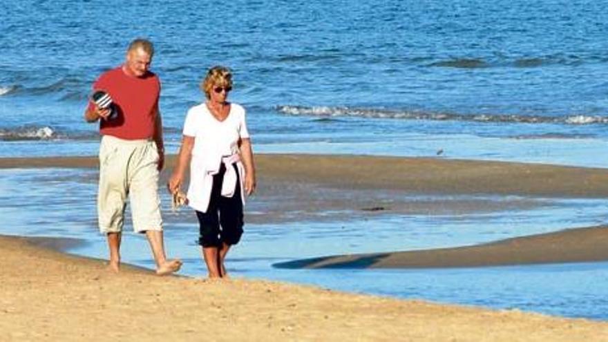 Besonders schön und entspannend: ein Spaziergang bei Sonnenschein am Strand