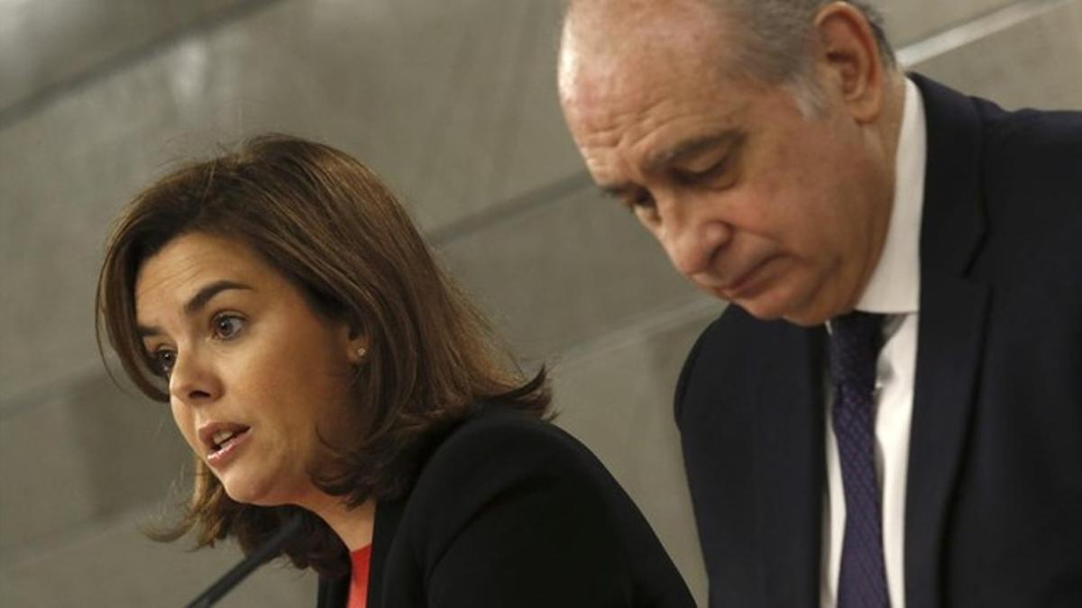 La vicepresidenta del Gobierno, Soraya Sáenz de Santamaría, junto al ministro del Interior, Jorge Fernández Díaz, en la rueda de prensa posterior al Consejo de Ministros de este viernes, 6 de marzo.