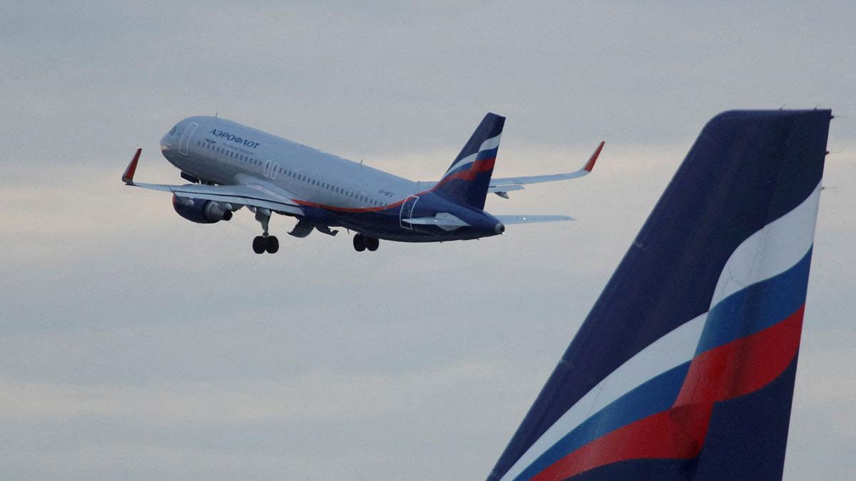 Un Airbus A320 de la compañía rusa Aeroflot despega del aeropuerto, en Moscú