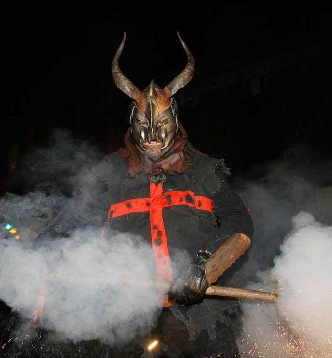 Rund 20.000 Zuschauer verfolgten am Sonntagabend (29.1.) das Spektakel der Teufel und Bestien auf Mallorca, die lärmend und funkensprühend durch Palma zogen. Die Tradition zu Palmas Stadtfest Sant Sebastià war wegen des Unwetters verschoben worden.