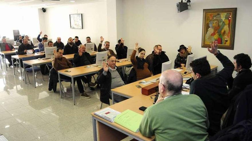 Los ediles del PP votan a favor del presupuesto, en la sesión de ayer. // Bernabé/Javier Lalín