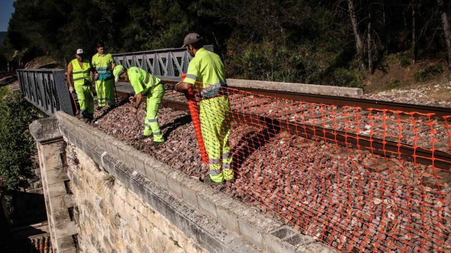 Operarios trabajando en los preparativos para sustituir las vías