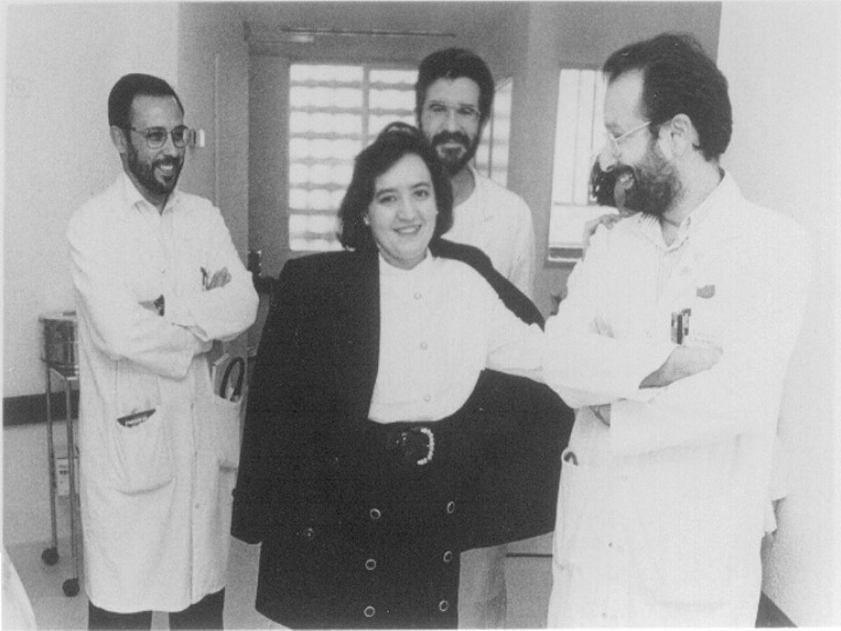 María Ángeles López, primera paciente en recibir un trasplante pulmonar en Córdoba en 1993, con los doctores Rafael Lama, Ángel Salvatierra y Luis M. Entrenas. lucía Ángeles López, Rafael Lama, Luisma, Salvatierra
