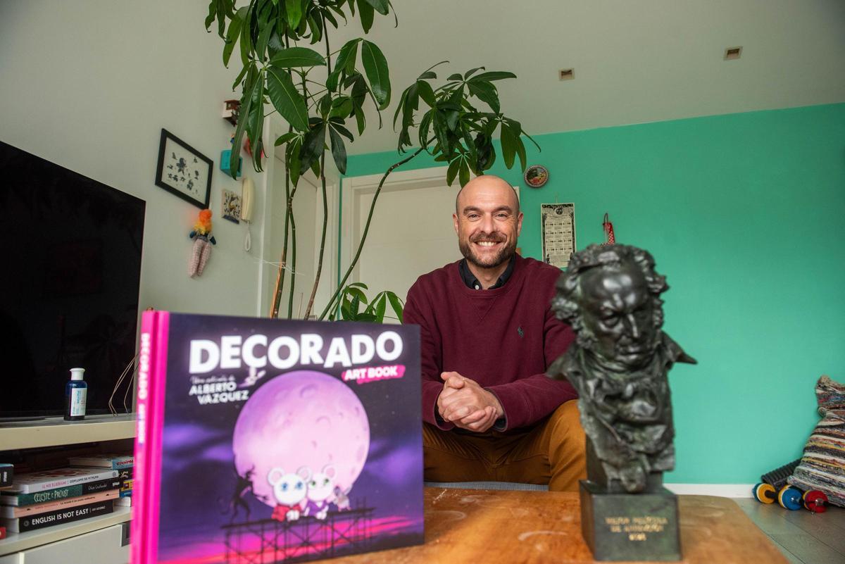 El director Alberto Vázquez con el Goya por 'Decorado' en su vivienda de A Coruña