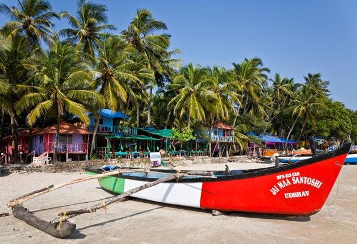 La playa de Palolem, con su arco casi perfecto orlado de palmeras y su gran oferta de servicios, está considerada  el arenal más paradisíaco de Goa.