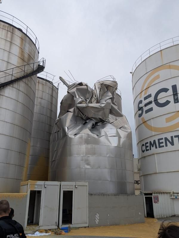 El aceite de palma mancha la ría de Vigo tras romper un tanque en el muelle de Guixar