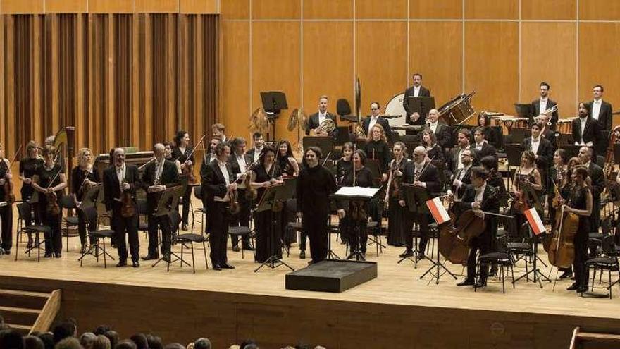 La orquesta Oviedo Filarmonía y el director y violonchelista Nicolas Altstaedt, al comienzo del concierto, ayer, en el Auditorio.