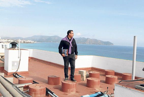 Manager Uwe Prein genießt schon einmal die Aussicht: Wo jetzt auf der Dachterrasse des Borneo in Cala Millor noch Rohre verlegt sind, sollen sich kommenden Sommer die Urlauber rekeln.