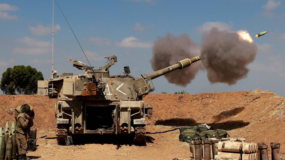 Soldados israelís lanzan un cohete hacia territorio palestino.