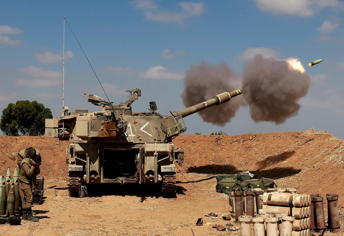 Soldados israelís lanzan un cohete hacia territorio palestino. 