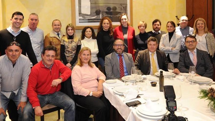 El presidente de la Cámara de Comercio de Murcia posa con los periodistas.