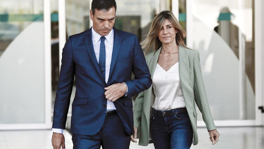 Pedro Sánchez y su mujer Begoña, a la salida del hospital. // Mariscal