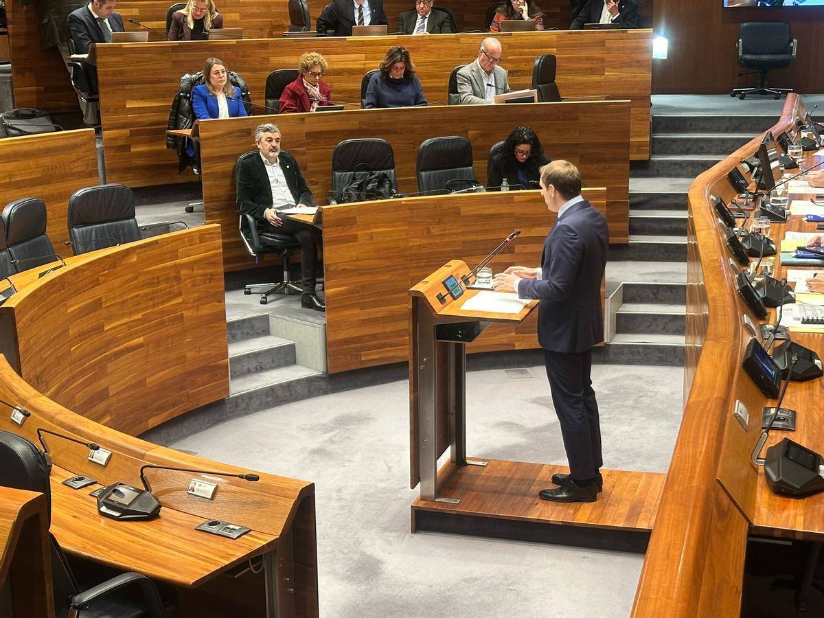 Adrián Pumares inerpela a Alejandro Calvo (sentado frente a él) por la coordinación del Servicio de Emergencias.