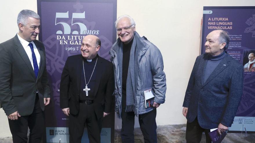 García, Prieto, Freixanes e Gómez, ante os paneis da mostra ‘55 anos da liturxia en galego’ / JESÚS PRIETO