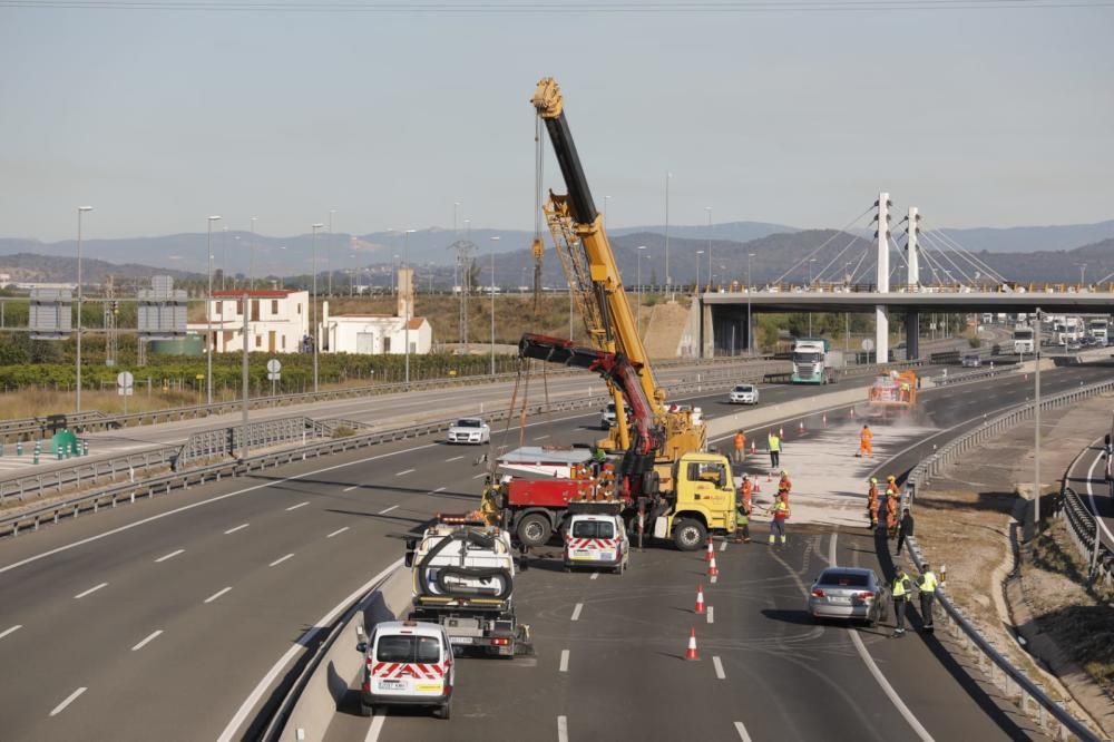 Accidente en la A-7 tras volcar un camión