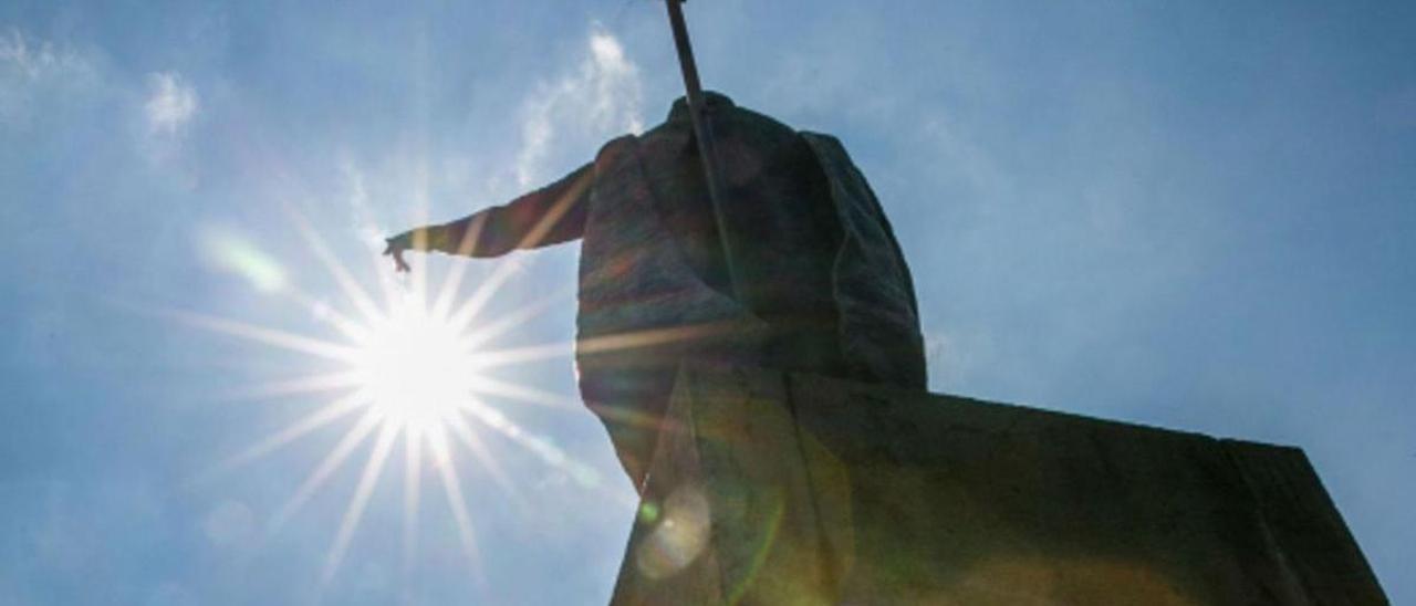 La estatua de don Pelayo en Covadonga. | IRMA COLLÍN