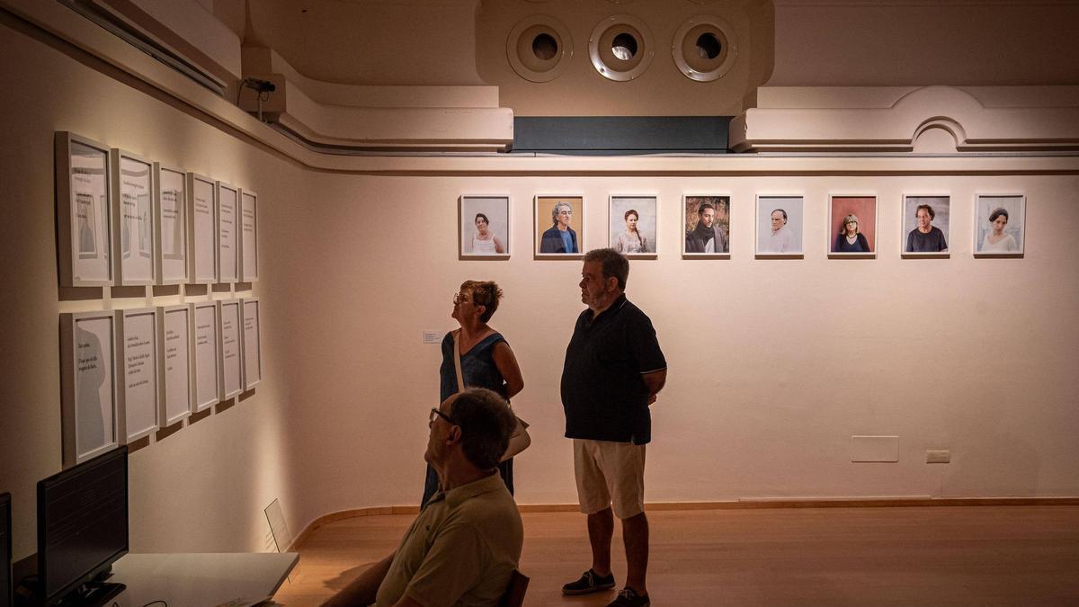 Públic visitant l'exposició, avui a la sala gran del Casino