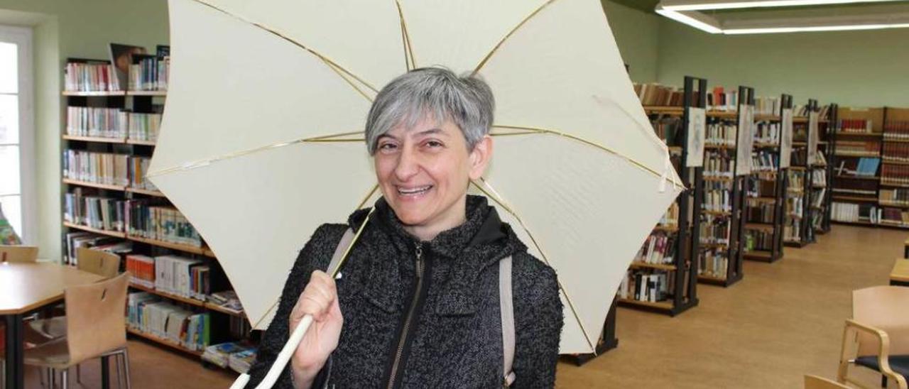 Beatriz Sanjuán, ayer, bromeando con su paraguas en la biblioteca Menéndez Pelayo de Castropol.