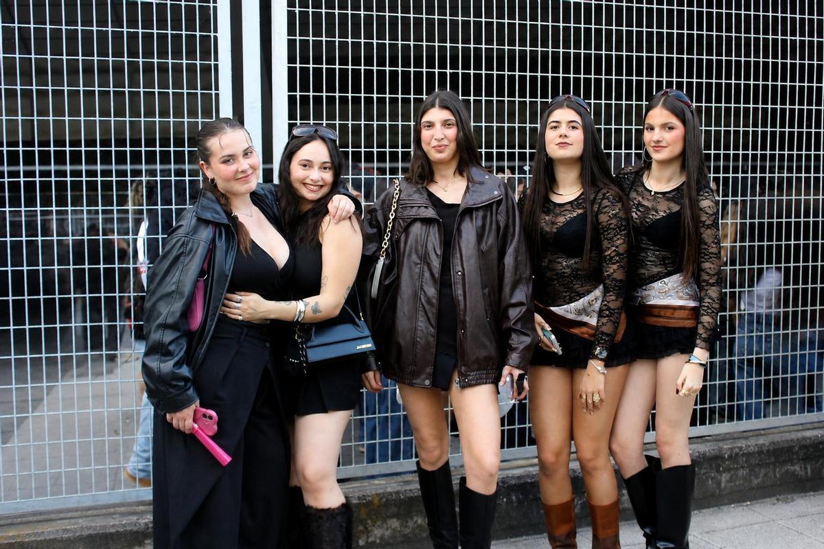 Un grupo de amigas a la espera para poder entrar al concierto.
