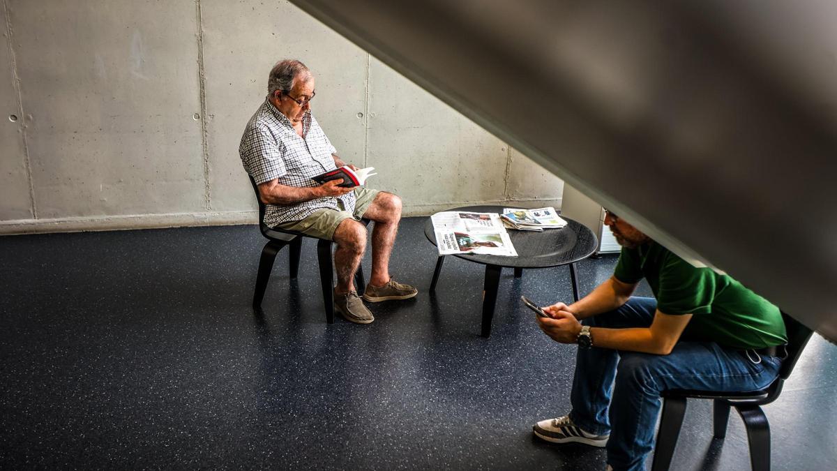 Un lector en una biblioteca de Barcelona.