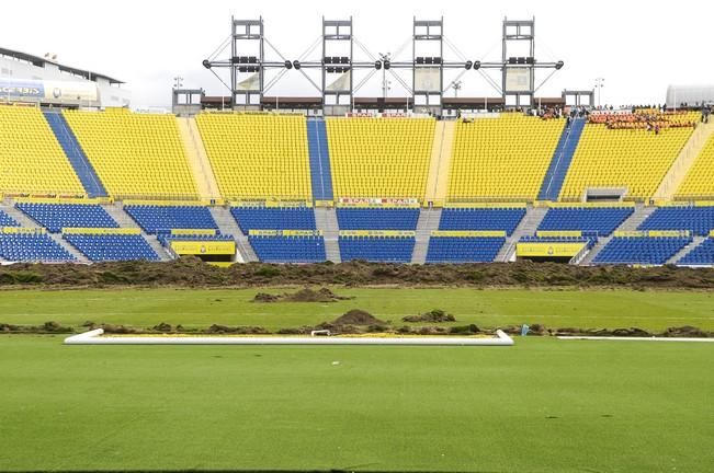 PREPARANDO EL CESPED PARA LA PROXIMA TEMPORADA