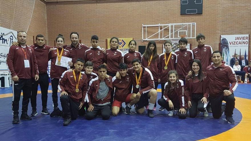 Los tÃ©cnicos y luchadores de la selecciÃ³n balear posan con sus medallas en JaÃ©n.