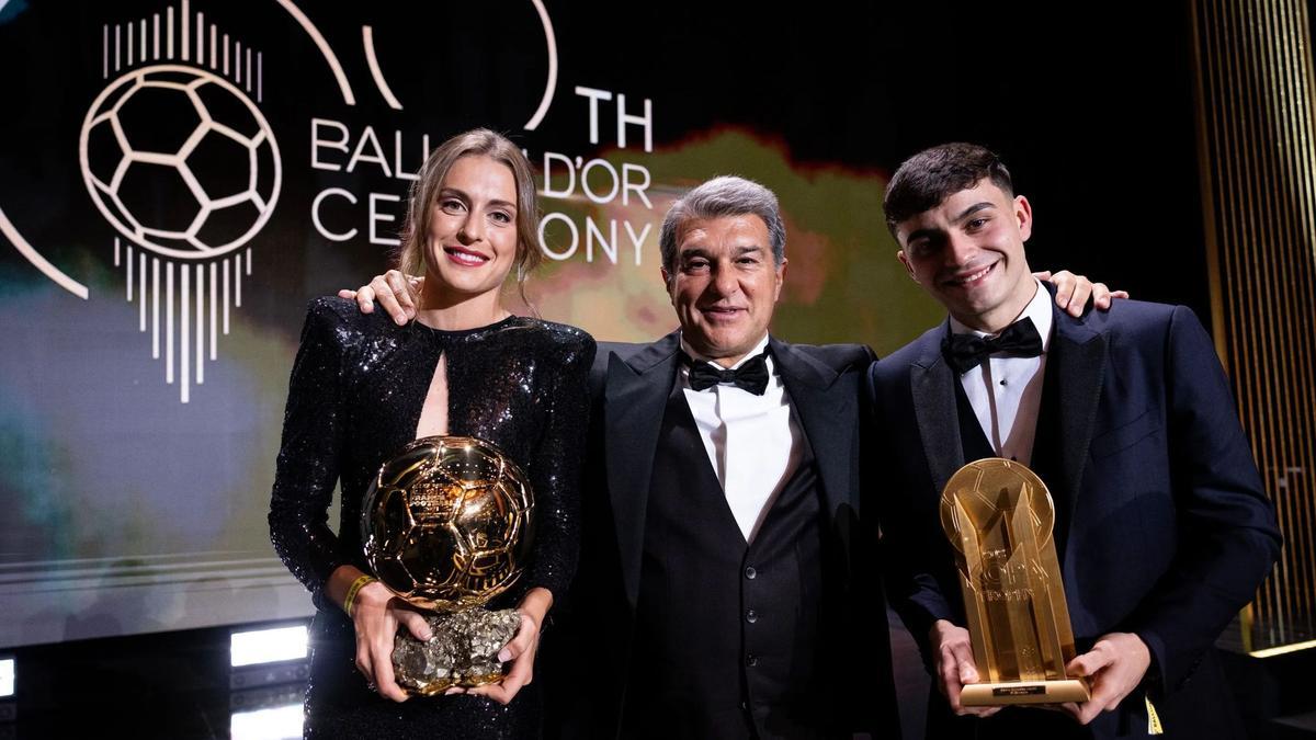 Alexia Putellas, Joan Laporta y Pedri con los balones de oro