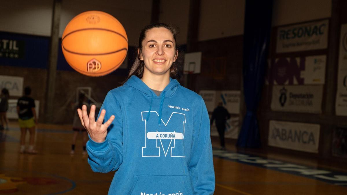Ana Jiménez posa en el pabellón de Maristas antes de un entrenamiento.