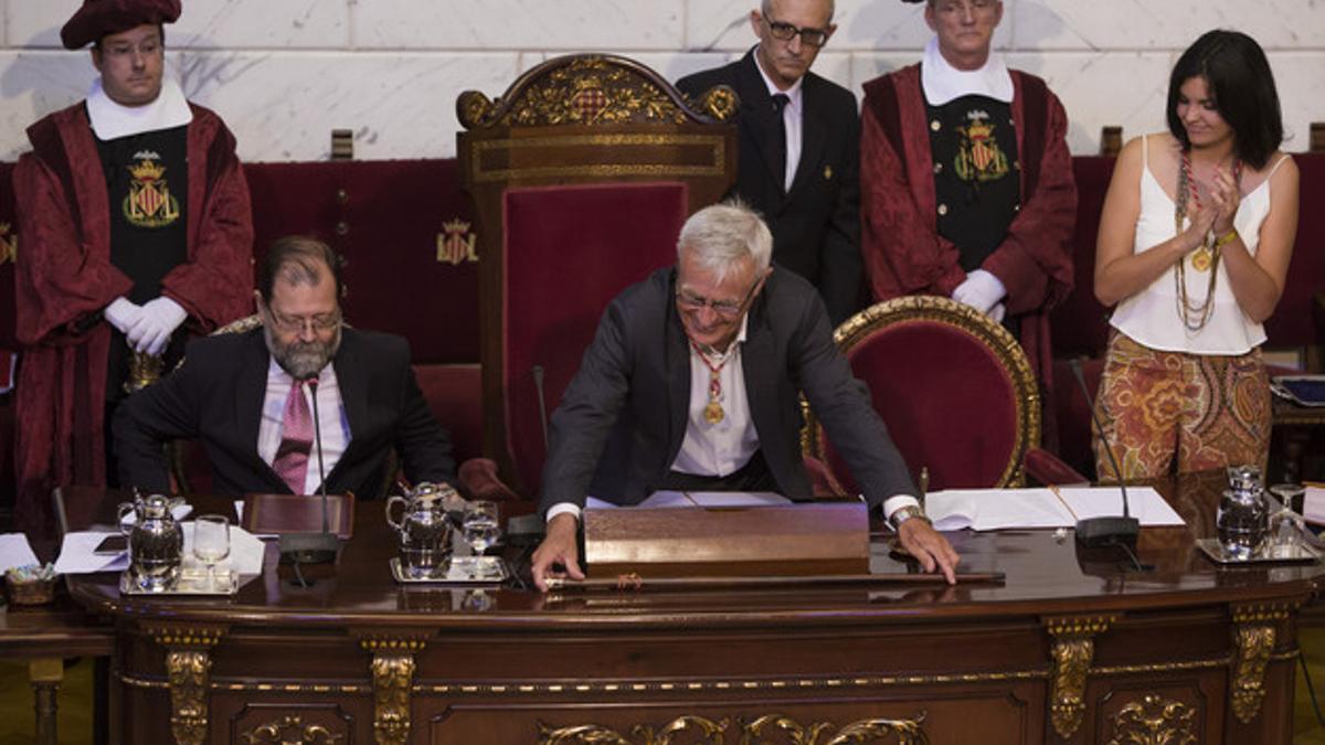 El alcalde de Valencia, Joan Ribó, deposita la vara de mando sobre la mesa, tras rechazarla simbólicamente.