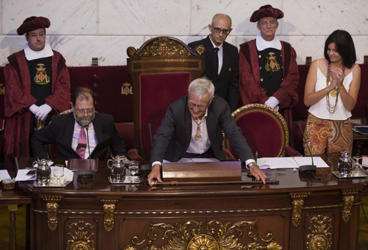 L’alcalde de València, Joan Ribó, diposita la vara de comandament sobre la taula, després de rebutjar-la simbòlicament.