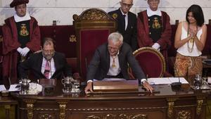 L’alcalde de València, Joan Ribó, diposita la vara de comandament sobre la taula, després de rebutjar-la simbòlicament.