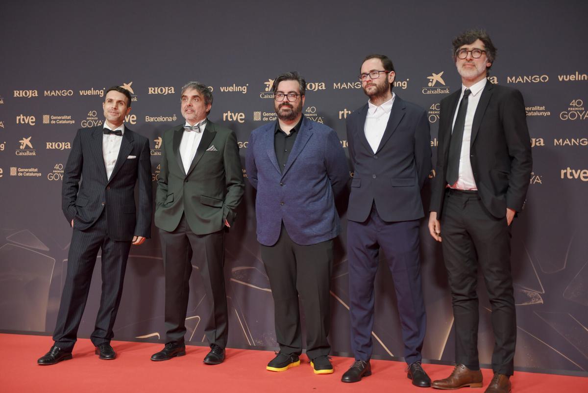 El equipo de la película 'Buffet paraíso' posa en la alfombra roja de los Premios Goya.