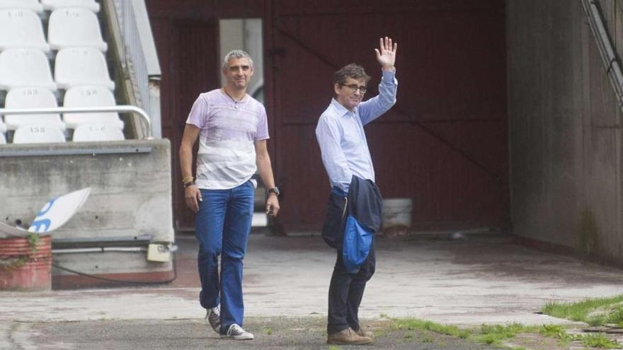 Fernando Vázquez se despide antes de abandonar Riazor junto al jefe de prensa del Deportivo.