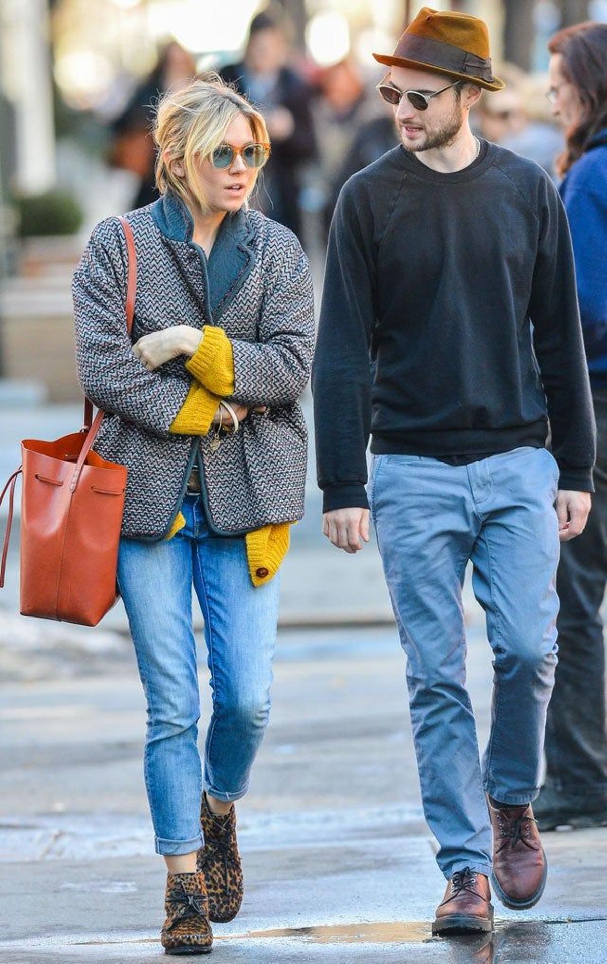 Sienna Miller y su marido, Tom Sturridge salen de compras con estilismos parecidos