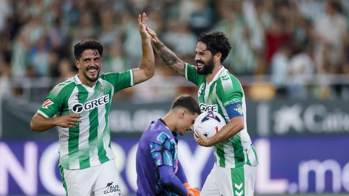 Pablo Fornals celebra con Isco el segundo gol, durante el partido amistoso que Real Betis y Bournemouth han disputado este sábado en el Estadio La Cartuja