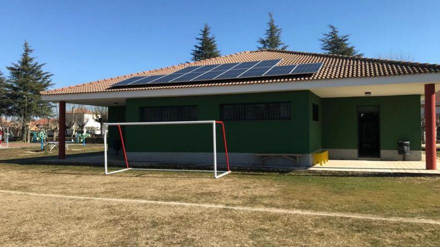 Placas solares instaladas en un edificio deportivo municipal de Santa Croya de Tera.