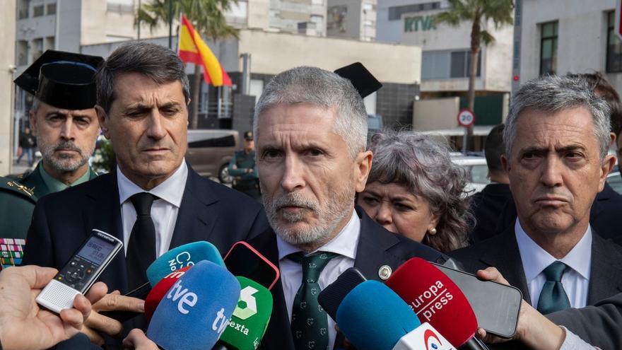 El Ministro del Interior, Fernando Grande-Marlaska (c) a su llegada a la comandancia de la Guardia Civil en Cádiz. EFE/Román Ríos.
