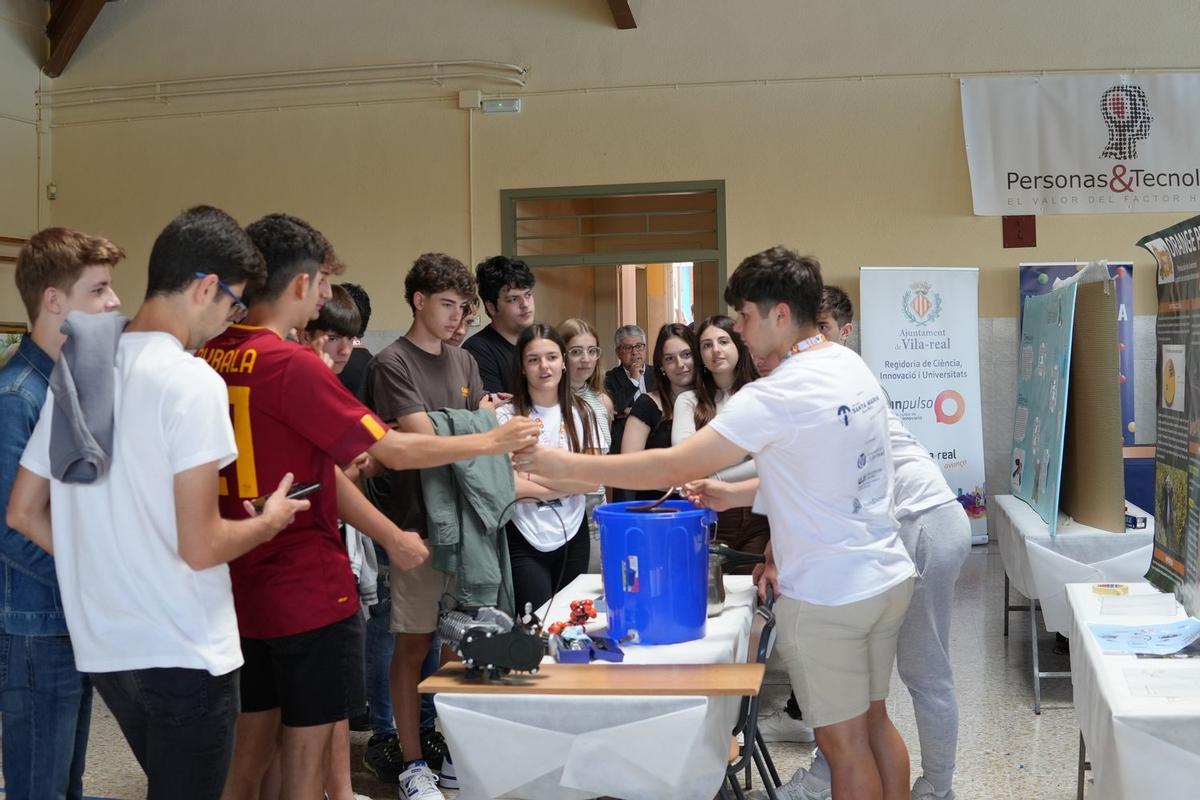 Los alumnos Pablo Marco y Joan Alcayde han logrado el primer premio de Vilaciència por su proyecto 'Orange petrol'.