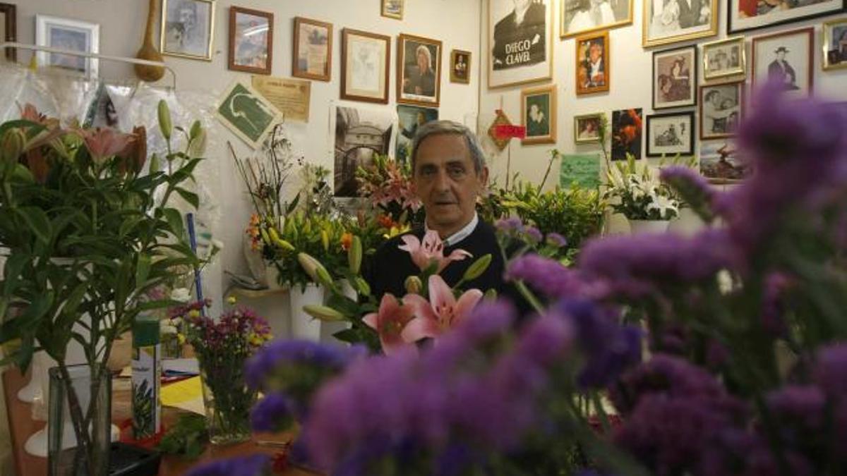 Paco Leal, en su última semana de trabajo en su floristería de El Palo, en 2011.