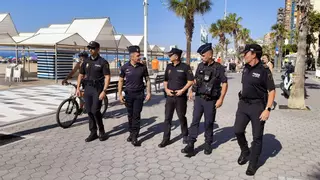 Policías franceses patrullan las calles de Benidorm