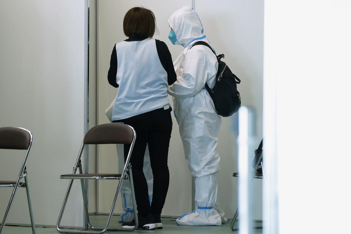 Controles y test de covid para pasajeros procedentes de China en el aeropuerto de Narita, en Japón.